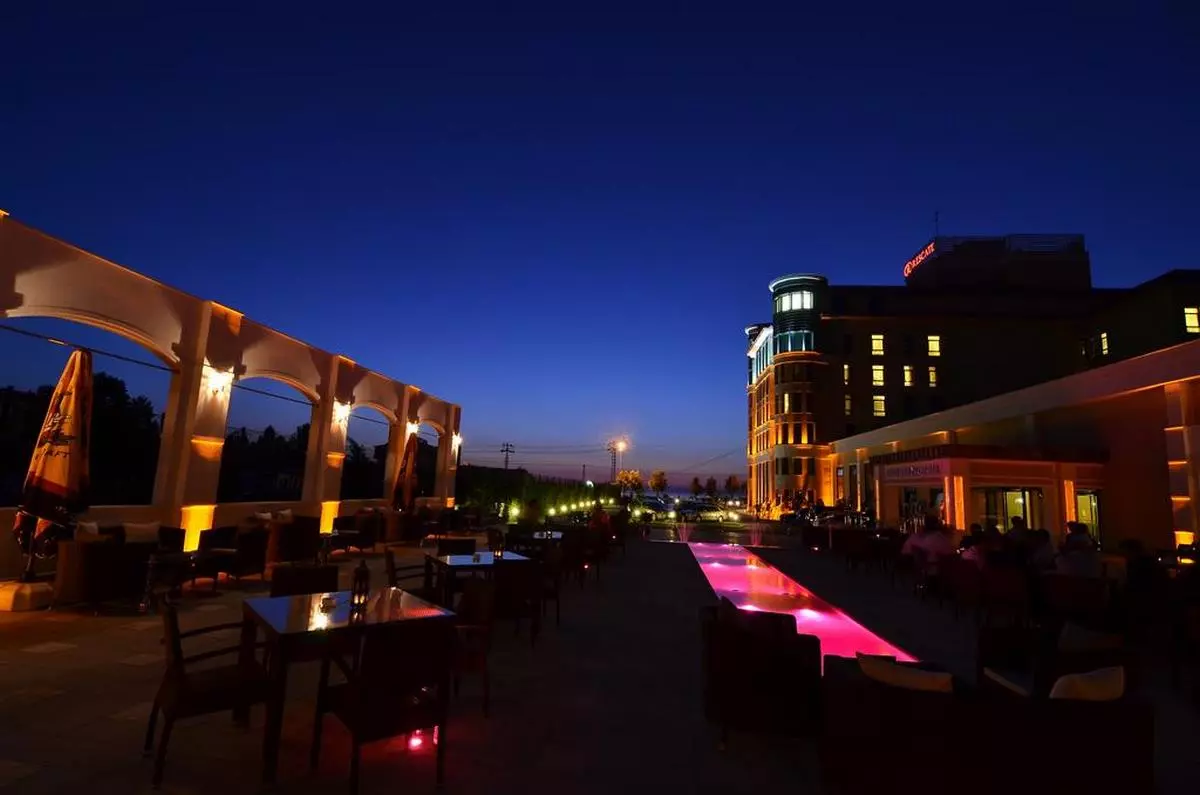 DOUBLE TREE BY HILTON OUT VIEW (Copy).jpg